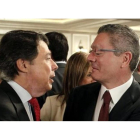 Los expresidentes de la Comunidad de Madrid Ignacio González y Alberto Ruiz-Gallardón.-EFE / PACO CAMPOS