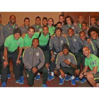 Neymar posa con sus compañeros de la selección brasileña antes de dejar la competición.-Foto: CBF