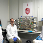 El investigador Daniel Rico y las técnicos Mª Carmen García (I) y Ana Belén Cano (D), junto al simulador gastrointestinal del ITACyL .-ICAL