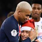 Mbappé abraza a un niño que le pidió un autógrafo en el partido contra el Amiens.-AFP / FRANCK FIFE