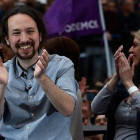 La líder de Podemos, Pablo Iglesias  y la diputada Irene Montero, asisten a una concentración previa a la campaña antes de las elecciones generales del 28 de abril.-PIERRE-PHILIPPE MARCOU / AFP