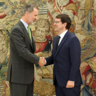 El rey Felipe VI, recibe en audiencia al presidente de la Junta de Castilla y León, Alfonso Fernández Mañueco.-ICAL