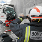 Un bombero del parque de Valladolid, durante un accidente, en una fotografía de archivo.-Pablo Requejo