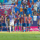 Joanm Jordán camina cabizbajo después de que el ex blanquivioleta Roger (a la derecha) marcase su primer gol.-ARABA PRESS