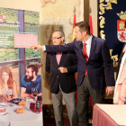 El director general de Turismo, Javier Ramírez (C), el presidente de la Academia Castellana y Leonesa de Gastronomía y Alimentación, Julio Vallés (I), y la jefa de la División de Planificación Estratégica y Marketing, Blanca Arévalo (D)-ICAL