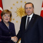 Merkel estrecha la mano del presidente turco, Recep Tayyip Erdogan, en Ankara, este lunes.-AP / YASIN BULBUL