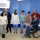 Alicia García, Juan Vicente Herrera y Francisco Sardón, junto a los cinco nuevos empleados.-ICAL