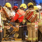 Personal sanitario traslada a una de las persona heridas en una sangrienta pelea con cuchillos en un centro comercial en Hong Kong, este domingo.-VIVEK PRAKASH (AFP)