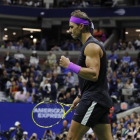 Nadal celebra un punto ante el júbilo del público que abarrotaba el Arthur Ashe Stadium.-EFE / EPA / JUSTIN LANE