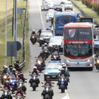 El autobús de River, escoltado, camino al aeropuerto para viajar a Madrid.-EFE