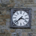 El reloj de la iglesia de Amatrice, detenido a la hora del terremoto.-AP / MASSIMO PERCOSSI