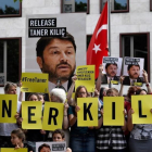 Manifestantes durante una protesta exigiendo la libertad de Kiliç, frente a la embajada de Turquía en Berlín, el 15 de junio del 2017.-AFP / JOHN MACDOUGALL