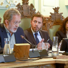 Saravia interviene en el pleno ante la atenta mirada de Puente.-J. M. LOSTAU