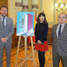 Óscar Puente, Ana Redondo y Marco Antonio Blanco junto al cartel de Raúl Allén.-C. A.