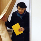 Birgitta Jónsdóttir, del Partido Pirata, antes de depositar su voto.-AP / FRANK AUGSTEIN