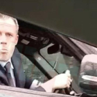Jamie Carragher escupe desde su coche tras ser increpado por Vinnie Jones.-/ DAILY MIRROR