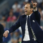 Allegri da instrucciones a sus jugadores durante el Juve-Barça de la Champions.-STEFANO RELLANDINI