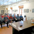 Padres de alumnos de la guardería municipal ayer, ante el alcalde, en el centro social ‘El Mirador’.-EL MUNDO