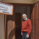 Pedro de 95 años se dispone a votar en el único colegio electoral de su pueblo, Boada de Campos (Palencia) de 17 habitantes - Eduardo Margareto-ICAL
