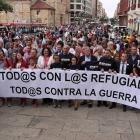 La corporación municipal, sindicatos y partidos políticos se manifiestan en la capital leonesa por los refugiados-Ical