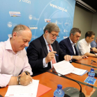 Los secretarios autonómicos de UGT y CCOO, Faustino Temprano (I) y Vicente Andrés (2D), y el presidente de Cecale, Santiago Aparicio, firman la Trasposición del IV Acuerdo por el Empleo y la Negociación Colectiva (AENC) a Castilla y León.-RUBÉN CACHO / ICAL