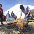 Puesta en escena de la chamuscada del cerdo en la fiesta de la matanza de Simancas.-MIGUEL ÁNGEL SANTOS / PHOTOGENIC