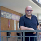Javier Marino, padre de la afectada por leucemia, en la puerta del Hospital Clínico.-Pablo Requejo