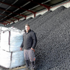Pedro Araujo posa junto a toneladas de briquetas de carbón vegetal.-J.L.C.