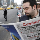 Un hombre lee un ejemplar del 'Cumhuriyet', el único diario turco que publicó un suplemento sobre 'Charlie Hebdo', en Estambul, el 14 de enero del 2015.-EFE / TOLGA BOZOGLU