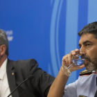 Joaquim Forn y Josep Lluís Trapero en la rueda de prensa en la que señalaron a dos periodistas de EL PERIÓDICO.-ALBERT BERTRAN