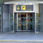 Puerta de entrada del aeropuerto de Villanubla.-PHOTOGENIC