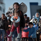 Llegada al puerto del Pireo de un grupo de inmigrantes con niños procedentes de Lesbos y Chios, el lunes.-AFP / LOUISA GOULIAMAKI