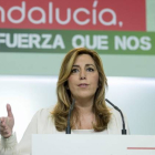 La presidenta de la Junta de Andalucía, Susana Díaz, en una rueda de prensa, este lunes.-EFE / RAUL CARO
