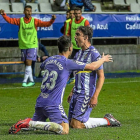 Mata celebra eufórico el 0-1 con Óscar Plano, autor del pase, anoche en el Carlos Tartiere.-PHOTO-DEPORTE