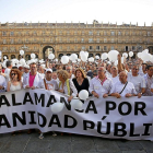 Miles de personas manifestándose, ayer, en la Plaza Mayor de Salamanca por una Sanidad pública y de calidad.-ICAL