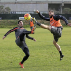 Alfaro (i) y Timor intentan llegar a un balón, durante el entrenamiento de ayer en los Anexos.-Balcaza