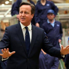 Cameron, durante una visita a una fábrica de té, el pasado martes, en Stockton on Tees.-Foto: SCOTT HEPPELL / AP