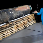 La embajadora de EEUU en la ONU, Nikki Haley, con los restos del supuesto misil iraní.-YURI GRIPAS