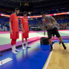 Javi Bello, trabajando con dos jugadores de la selección española absoluta.-FEB