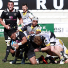 Walter Fifita es derribad por los rivales delUBU ante la mirada de Sione Teu.-J. M. LOSTAU