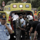Un equipo de emergencias médicas en la Puerta de Damasco este domingo.-Foto:   AFP / AHMAD GHARABLI