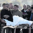 Mubarak saluda a sus seguidores al salir, en camilla, del tribunal para regresar al hospital militar de El Cairo.-Foto: REUTERS / ASMAA WAGUIH