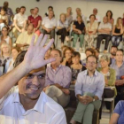 El secretario general del PSOE, Pedro Sánchez, saluda durante la inauguración del ciclo de Asambleas Abiertas que se ha celebrado en Zaragoza.-Foto: EFE / TONI GALÁN