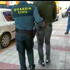 Uno de los miembros de la banda, en el momento de la detención en Granada tras cometer un robo en Jaén.-E. M.
