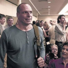 Varoufakis llega a una reunión del comité central de Syriza, el pasado sábado, en Atenas.-Foto: AP / YORGOS KARAHALIS