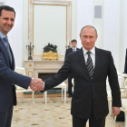 El preisdente ruso, Vladimir Putin, saludo a su homólogo sirio, Bashar Al Asad, este martes en Moscú.-AFP / ALEXEY DRUZHININ