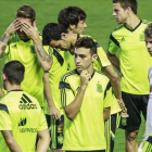 Munir, en el centro, entre sus nuevos compañeros en el entrenamiento de la selección española en Valencia.-Foto: MIGUEL LORENZO