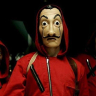 Atracadores de la serie La casa de papel, con máscaras inspiradas en el bigote de Dalí.-ACN / ANTENA 3