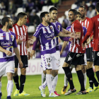 Nikos discute con jugadores del Girona durante un momento del partido.-J. M. LOSTAU