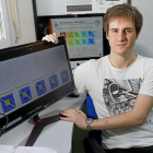 El estudiante de doctorado Pablo Núñez en las instalaciones de la Escuela de Telecomunicaciones de la Universidad de Valladolid.-J. M. LOSTAU